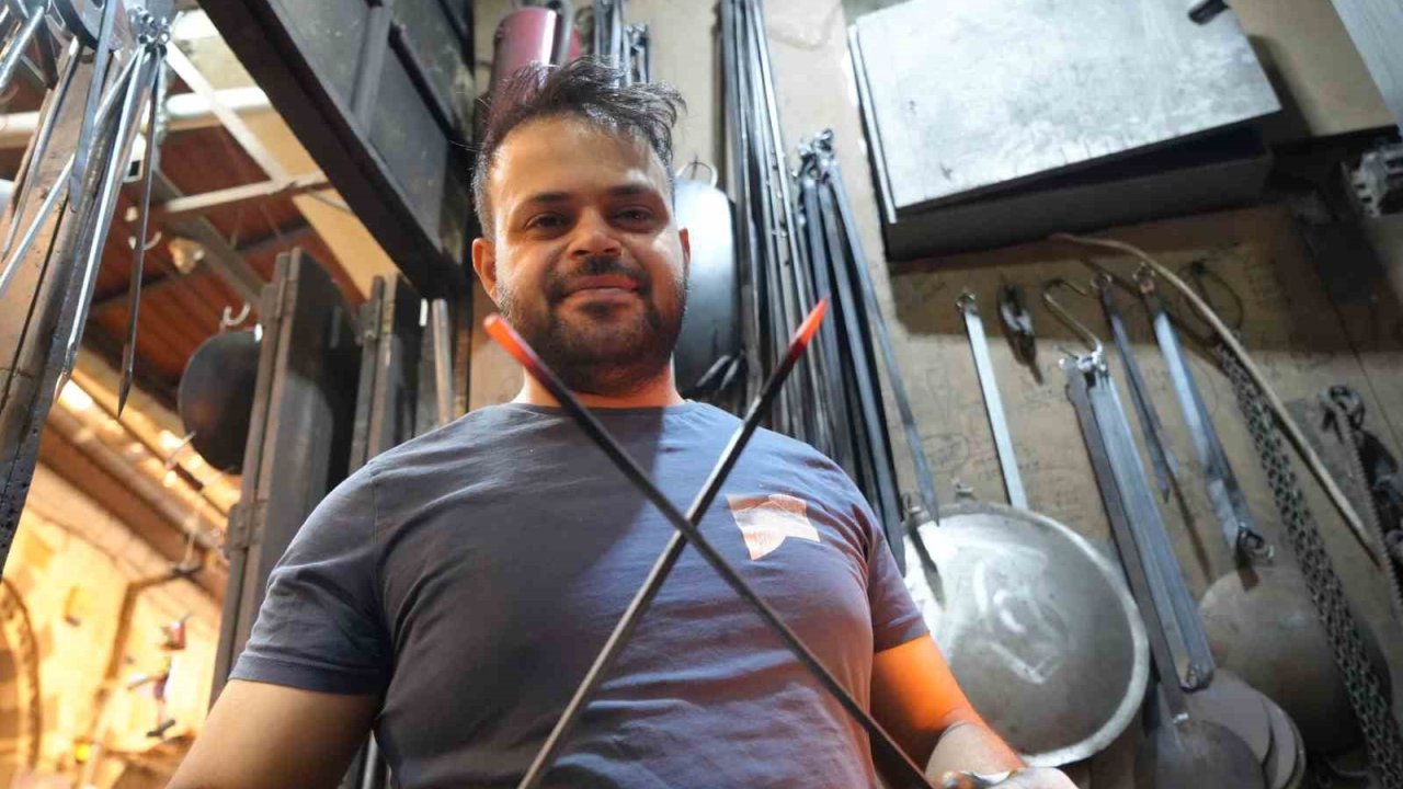 Üniversite okumasına rağmen dedesinin mesleğinden vazgeçmedi