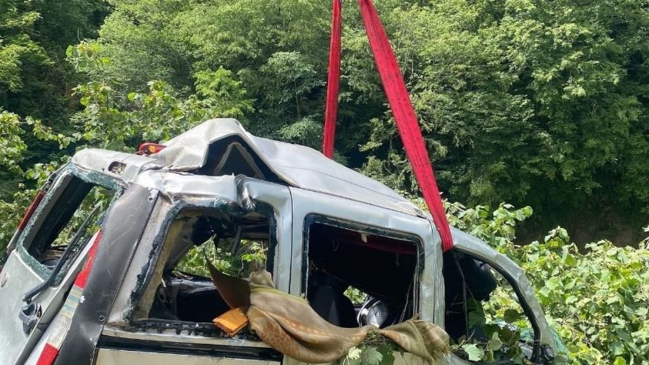 Giresun’da hafif ticari araç dereye uçtu