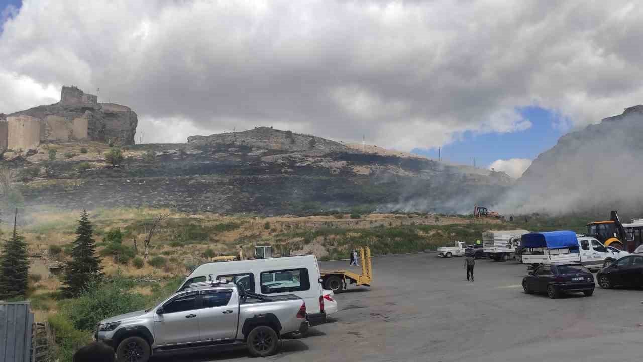 Otluk arazide çıkan yangında Anadolu’nun El-Hamra’sı duman altında kaldı