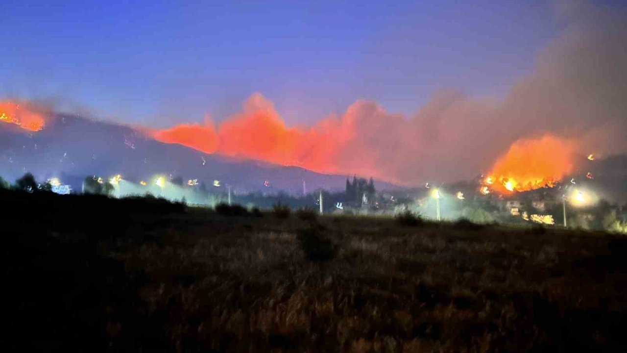 Hatay’da 12. saatte orman yangını sürüyor: Bin 800 kişi tahliye edildi
