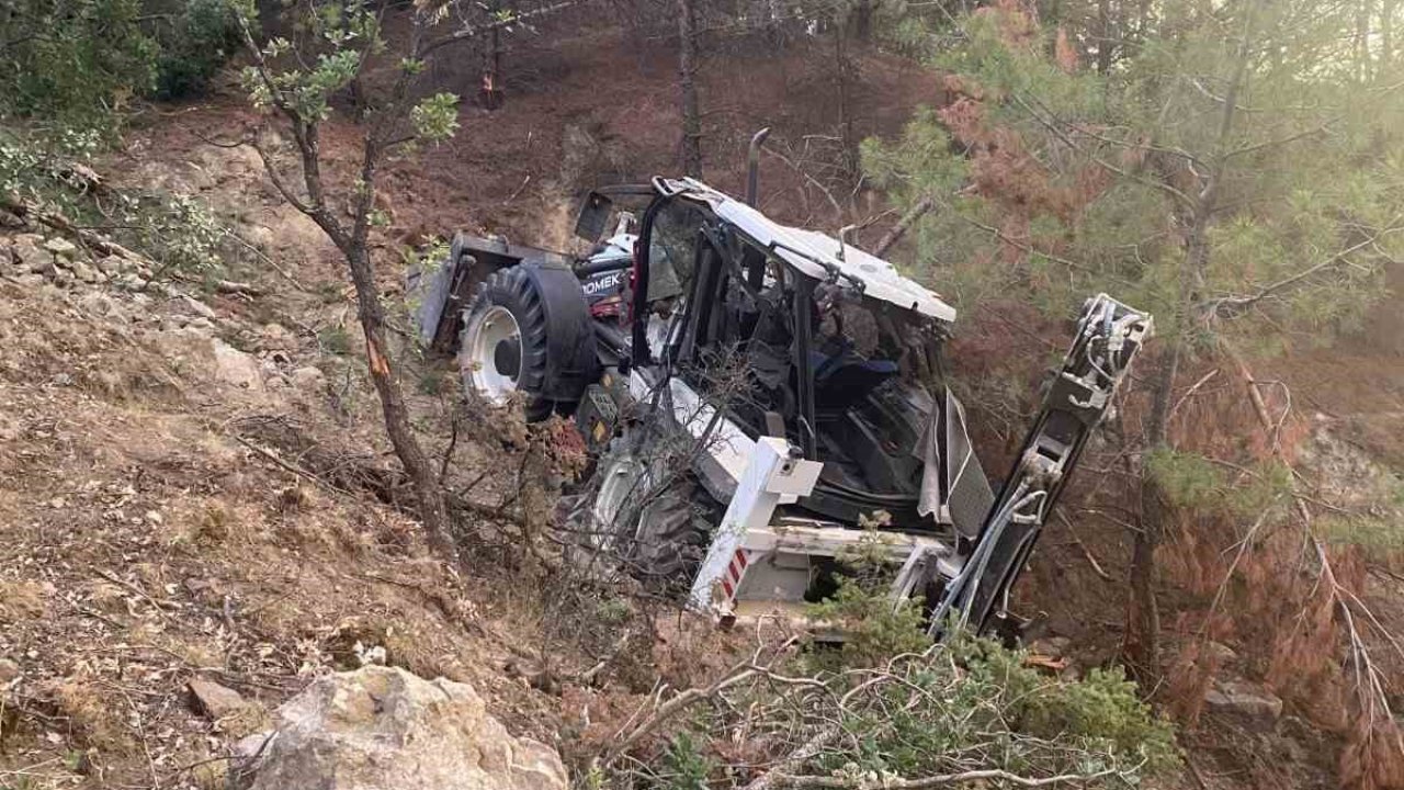 İş makinesi şarampole yuvarlandı, facianın eşiğinden dönüldü