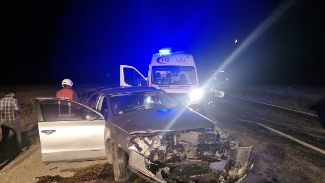 Çorum’da iki otomobil kafa kafaya çarpıştı: 4 yaralı