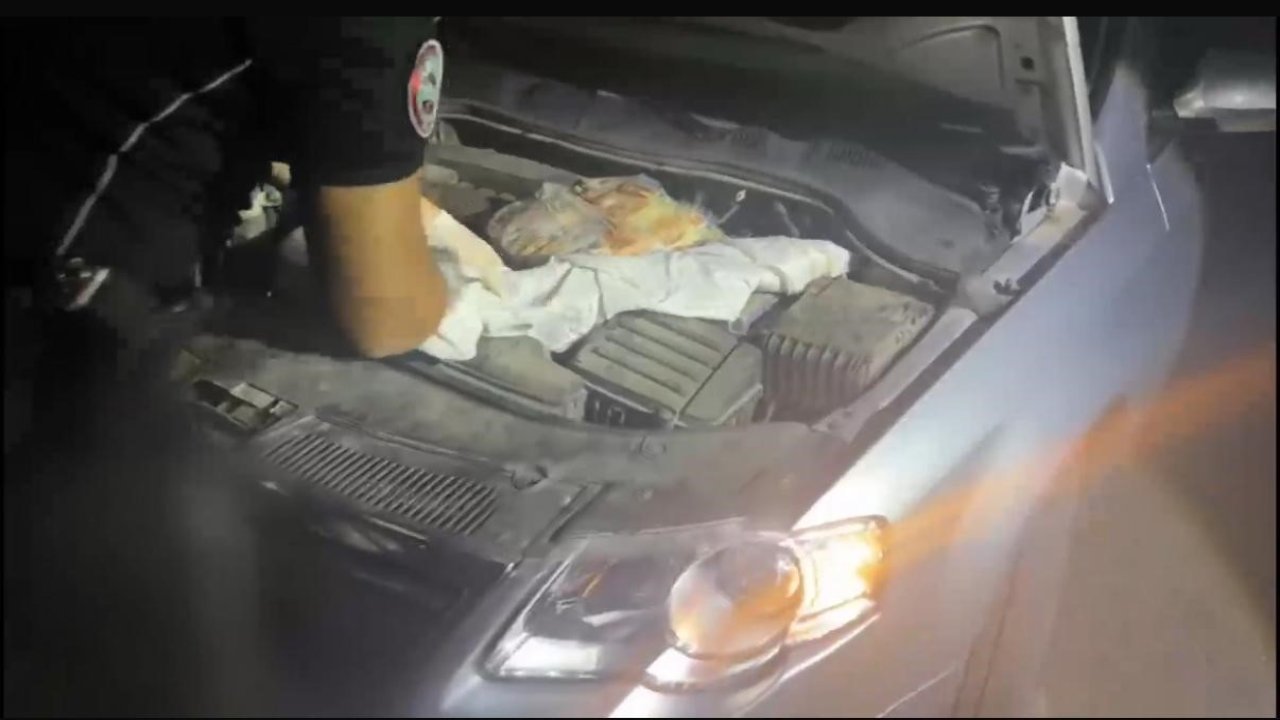 Polis uygulamasına takılan otomobilin kaputundan 2 adet kalaşnikof silah ele geçirildi