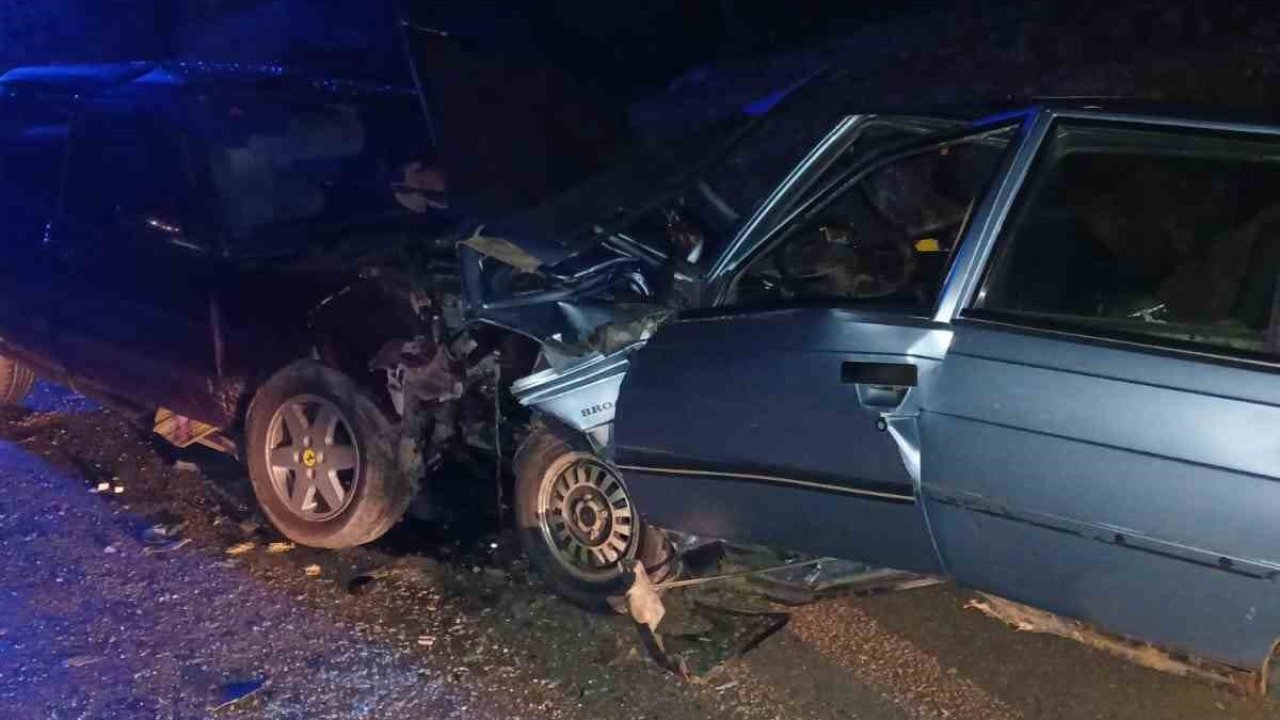 Kastamonu’da iki otomobil kafa kafaya çarpıştı: 3 yaralı