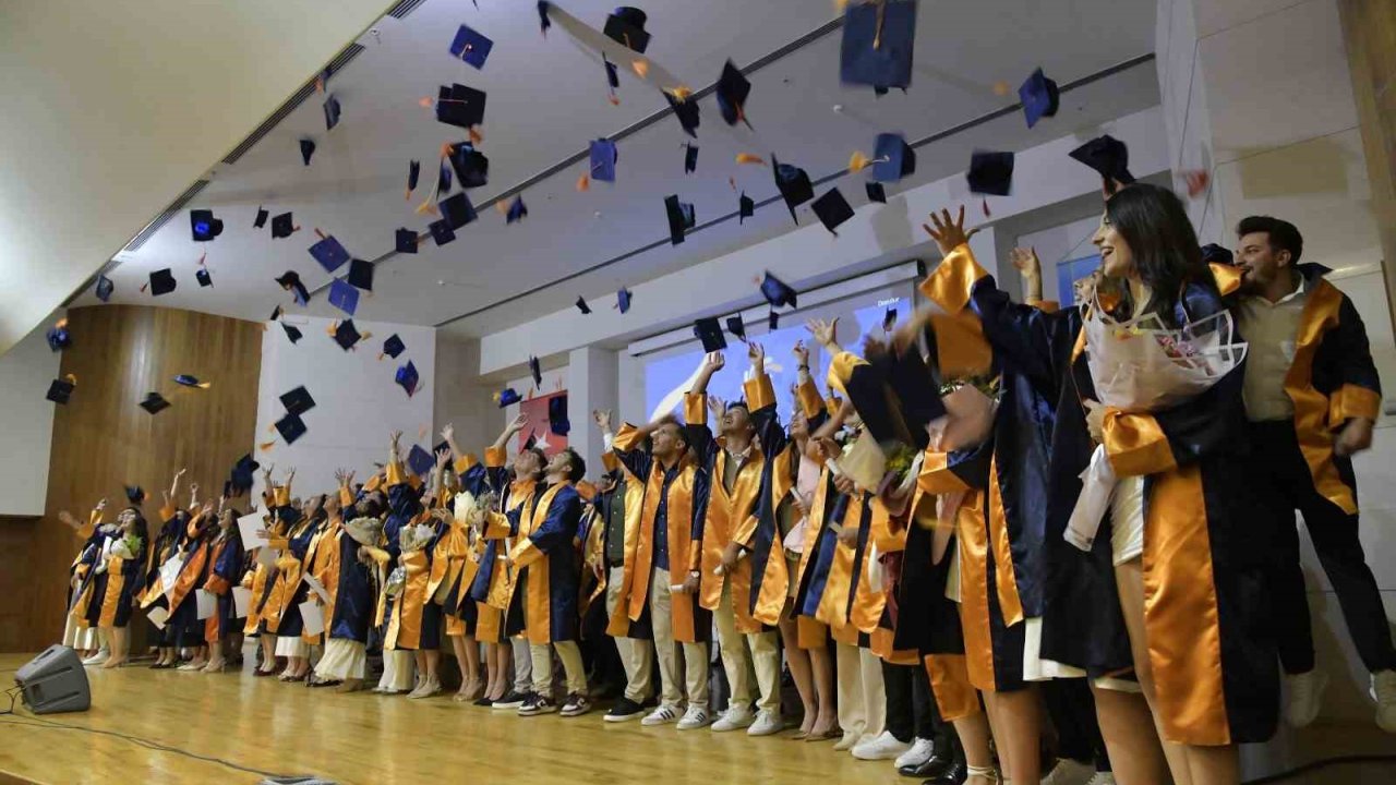 MSKÜ Mimarlık ve İlahiyat Fakültesi’nde mezuniyet coşkusu