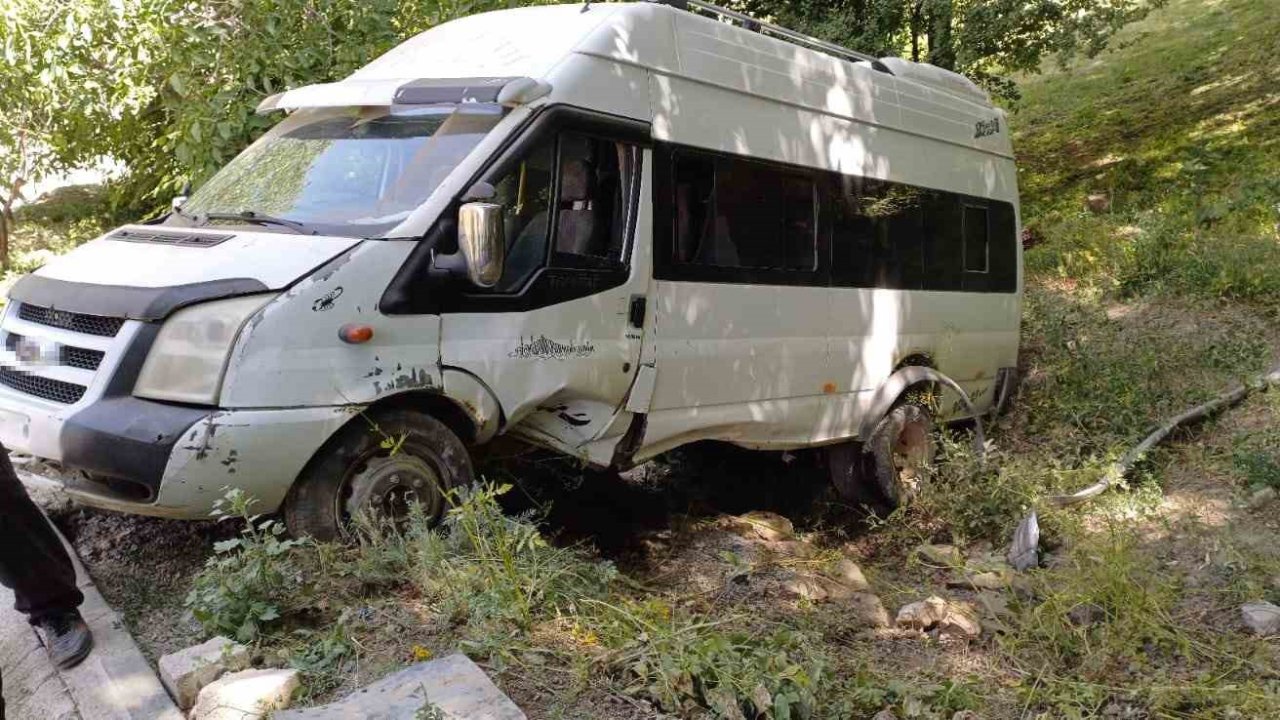 Hakkari’de minibüs takla attı, 7 kişi yaralandı