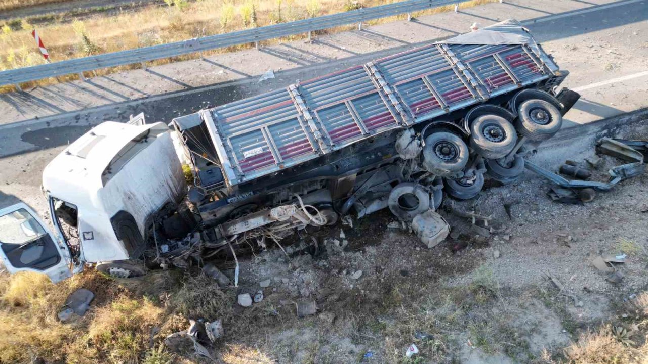 Devrilen tırın sürücü kabini parçalandı, bir kişi yaralandı