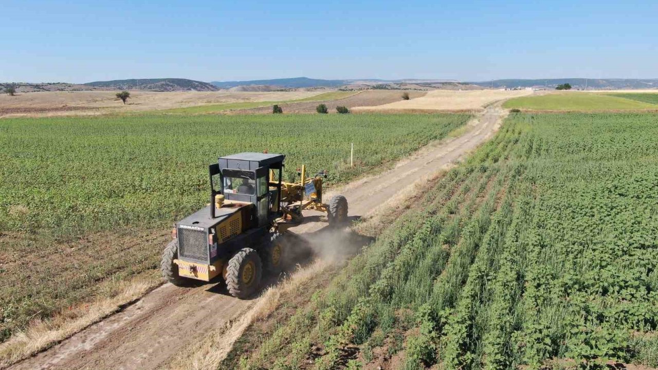 İnönü’de hasat öncesi tarla yollarında çalışma devam ediyor