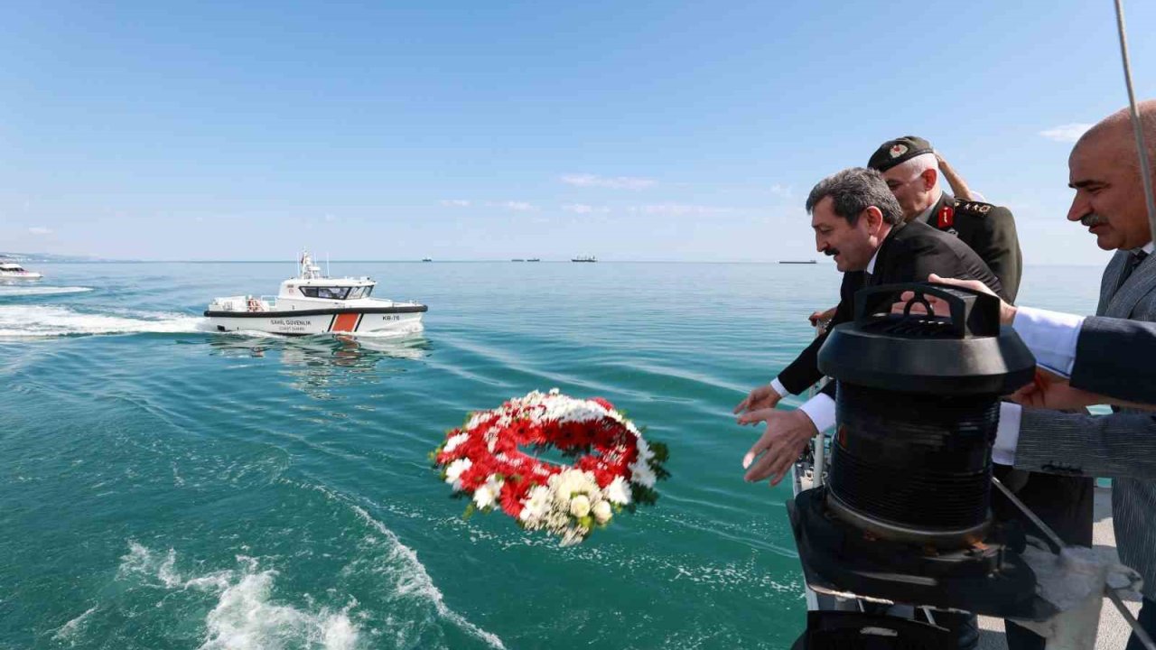 Samsun’da Kabotaj Bayramı denize çelenk bırakılarak kutlandı