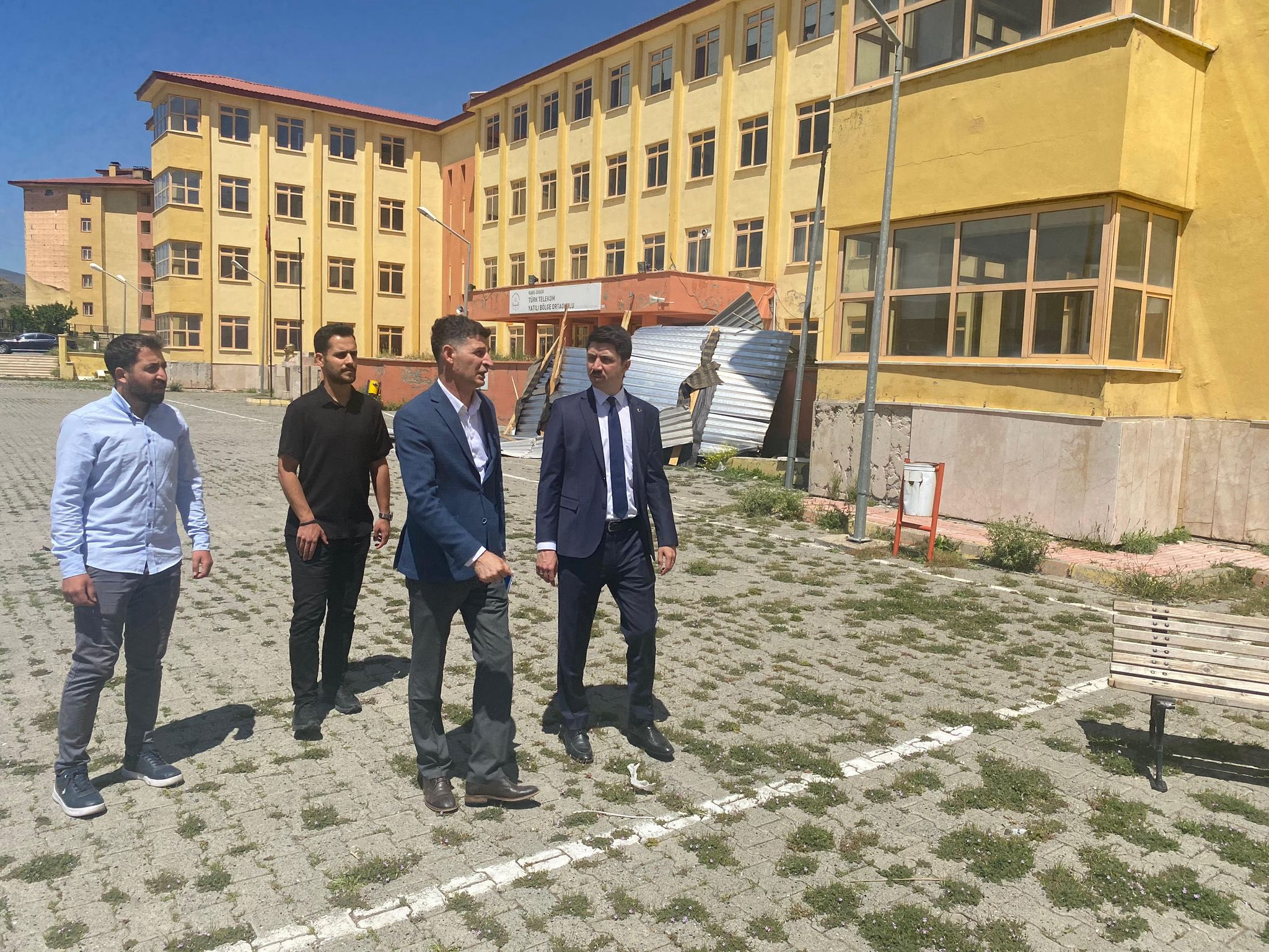 Kars’ta Şiddetli Rüzgar Okulun Çatısını Uçurdu