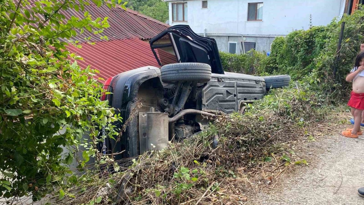 El freni çekilmeyen otomobil evin boşluğuna düştü