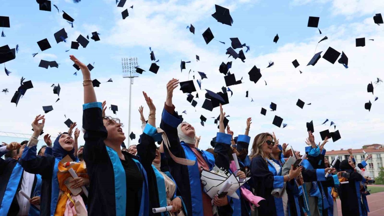 Düzce Üniversitesi’nde mezuniyet heyecanı devamı ediyor