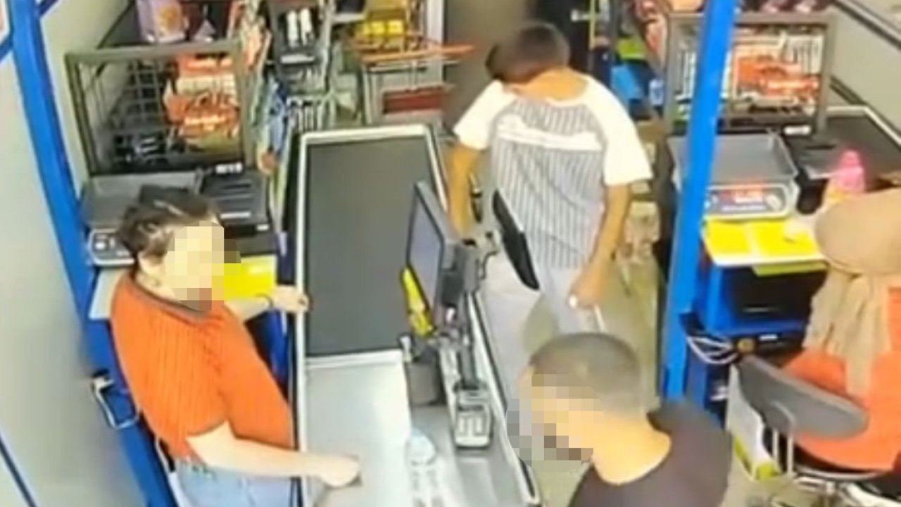 Marketin kadın kasiyerine yumruklu saldırı kamerada