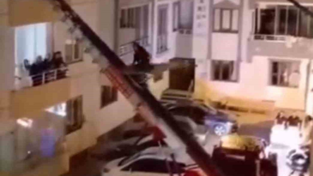 Dayak geleneğinden kaçan damat için yük asansörüyle eve girdiler