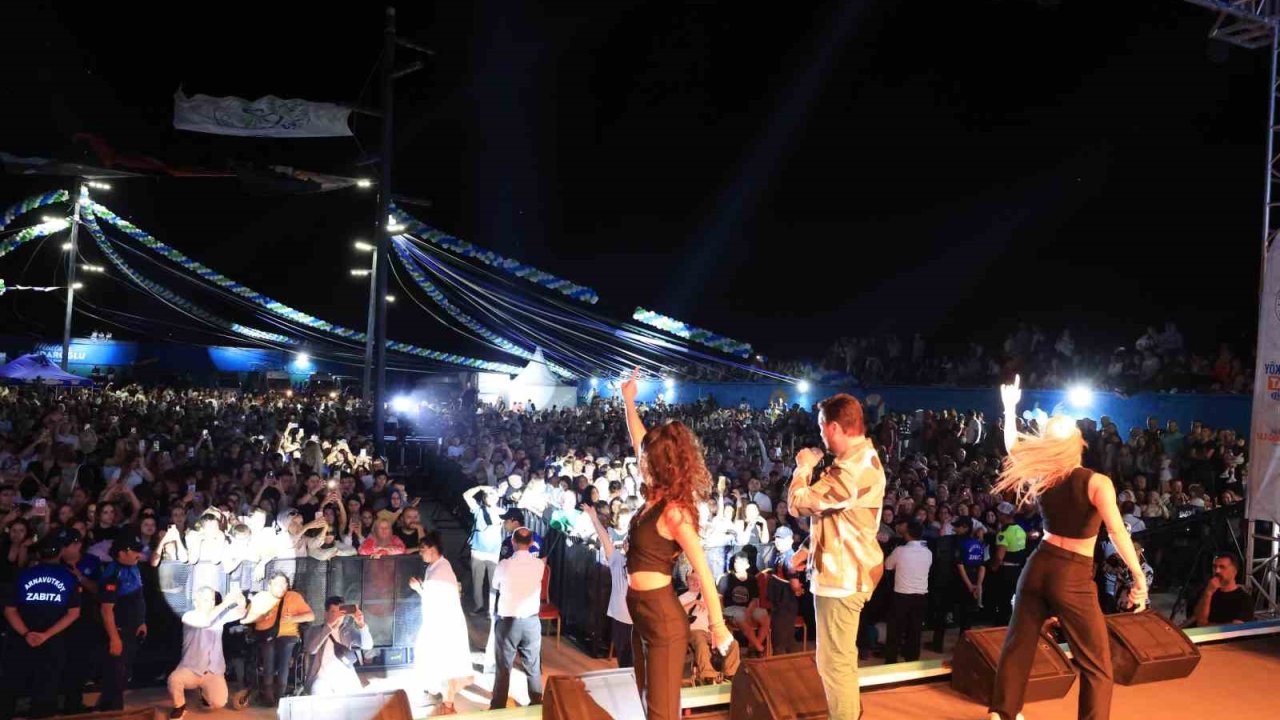 Ece Erken, Sinan Akçıl’ı konserinde yalnız bırakmadı