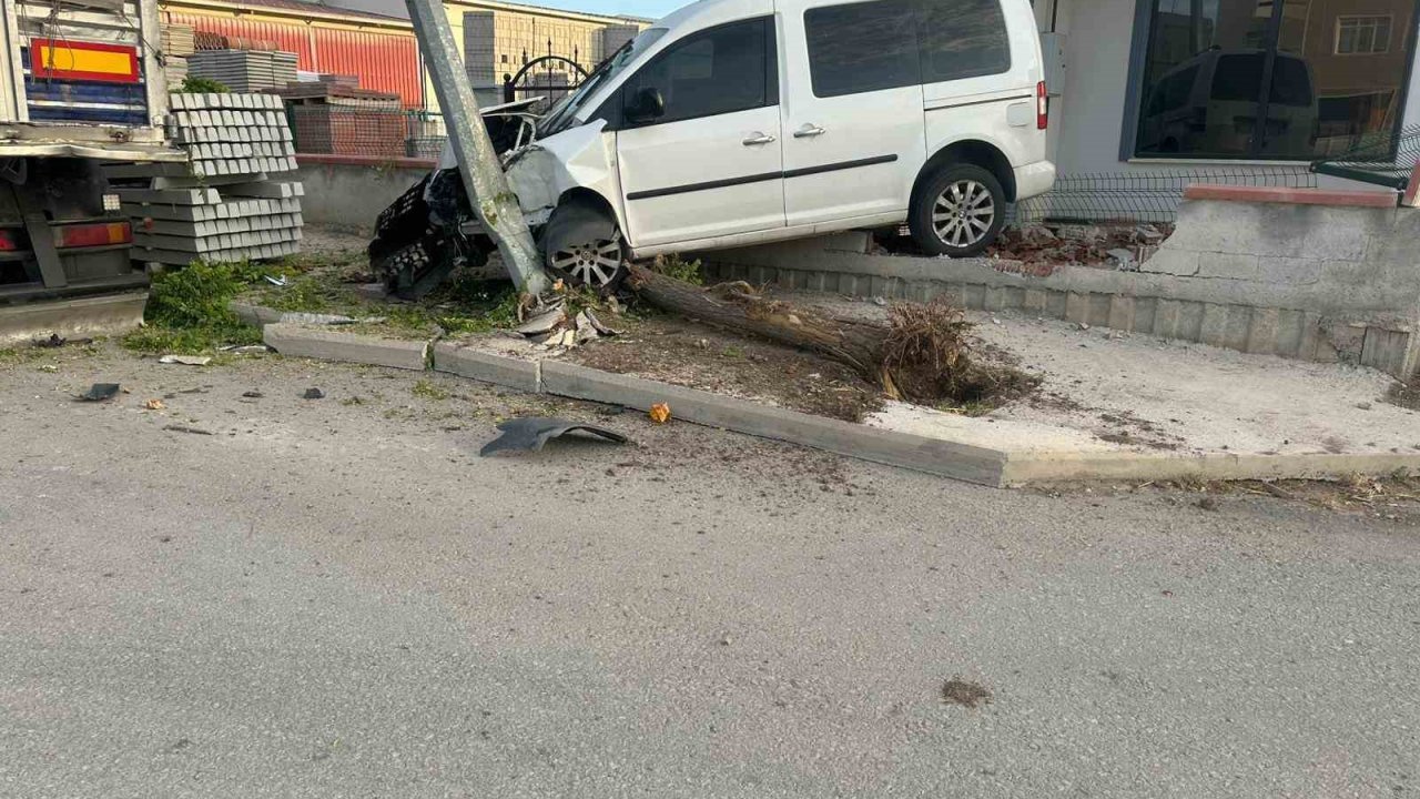 Hafif ticari araç önce ağaca, ardından direğe çarptı: 1 yaralı
