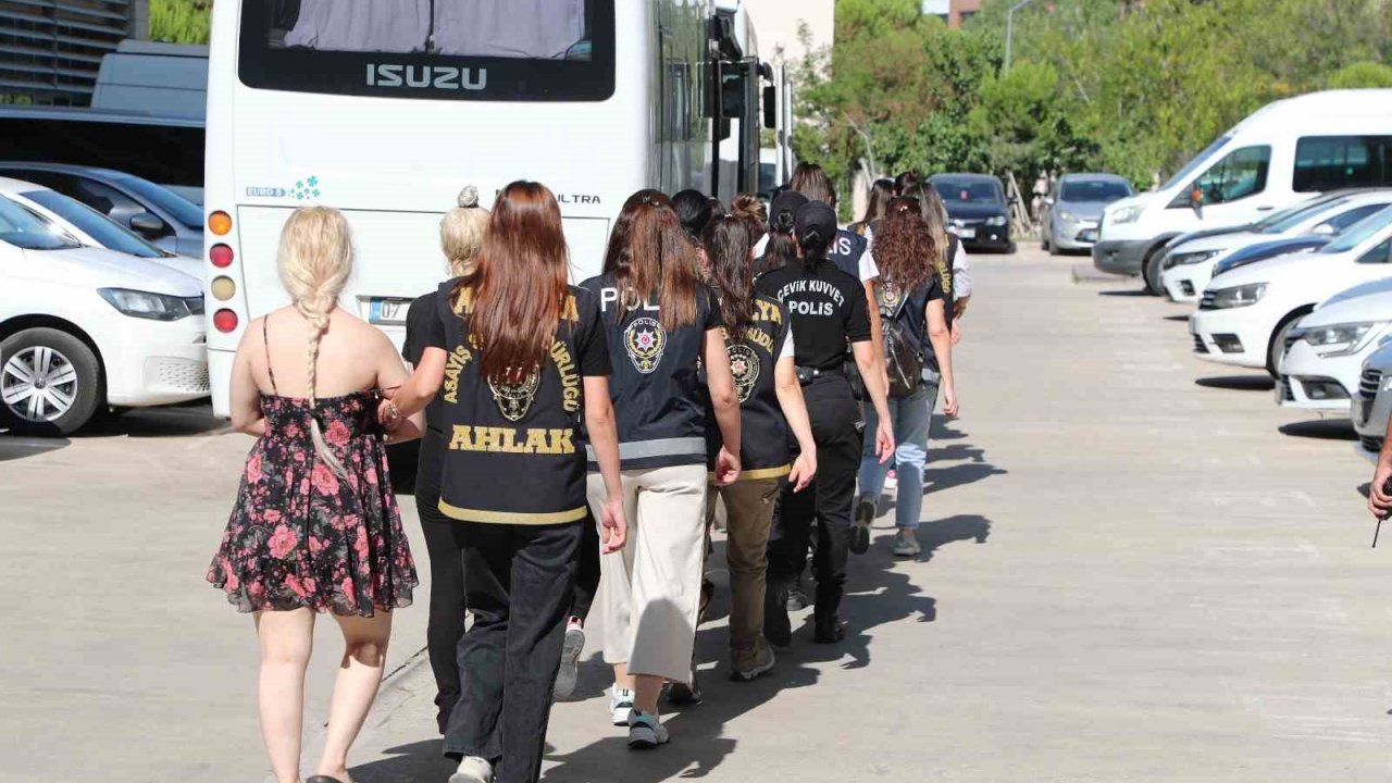 Fuhuş bahanesiyle çağırdıkları kişileri gasp ettiler