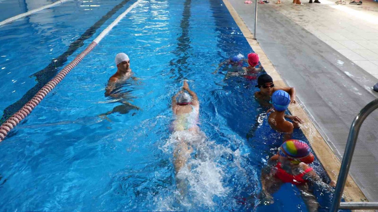 Bodrum Belediyesi’nin ücretsiz yüzme kursları başladı