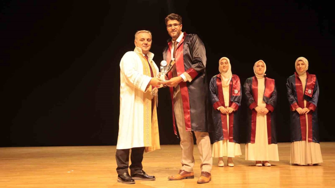 ERÜ İlahiyat Fakültesi’nde mezuniyet heyecanı