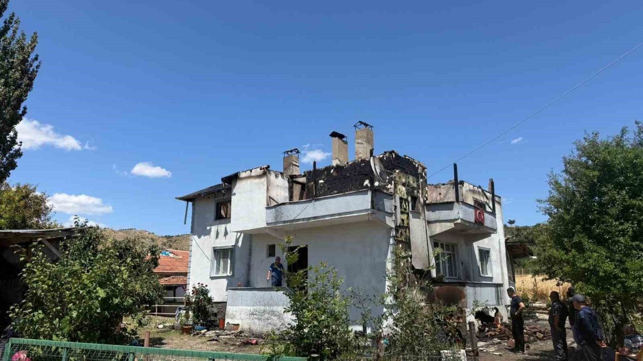 Alevlere teslim olan ev kullanılmaz hale geldi