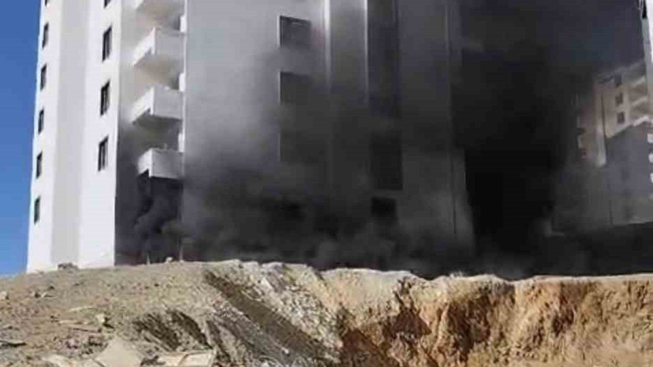 Elazığ’da inşaat halindeki binada yangın çıktı