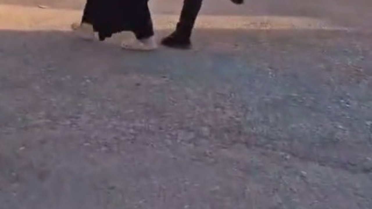 Sokak ortasında eşini darbetti, o anlar kameraya yansıdı