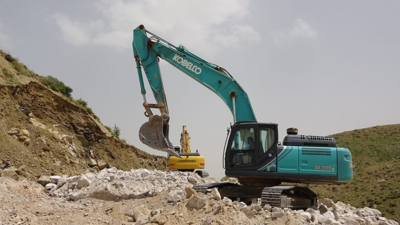 Çemikari Yaylası’ndaki yollarda çalışmalar devam ediyor