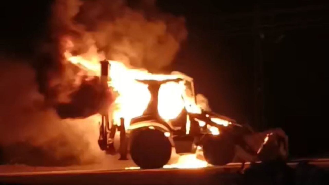 Erciş’te iş makinesi alev alev yandı