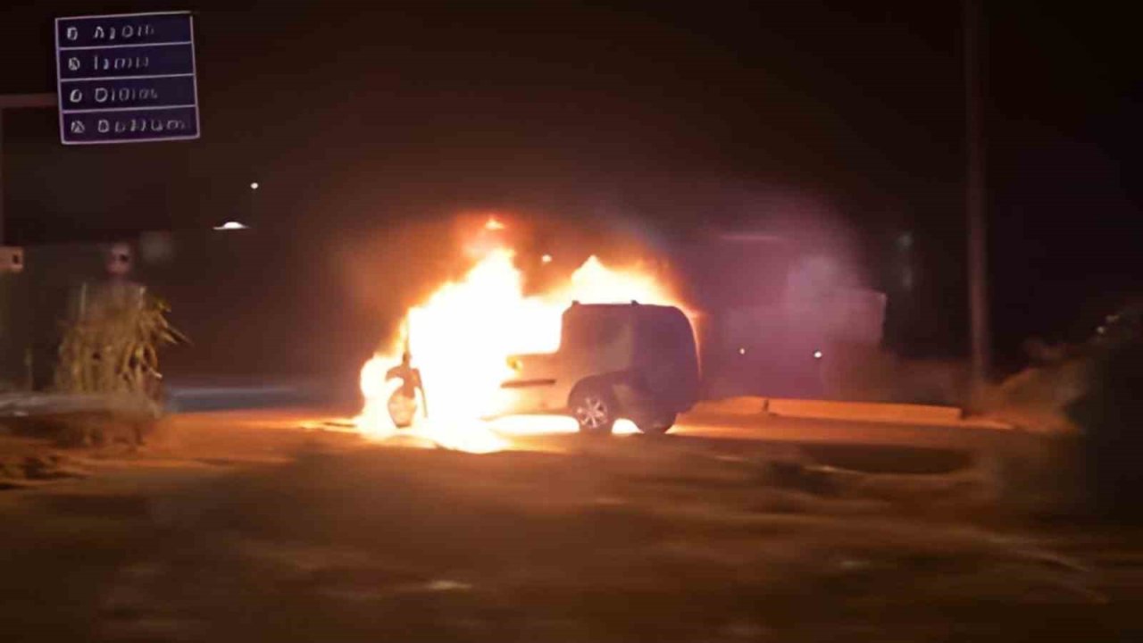 Ağaçlı Kavşağı’nda araç yangını, otombil dakikalar içinde küle döndü