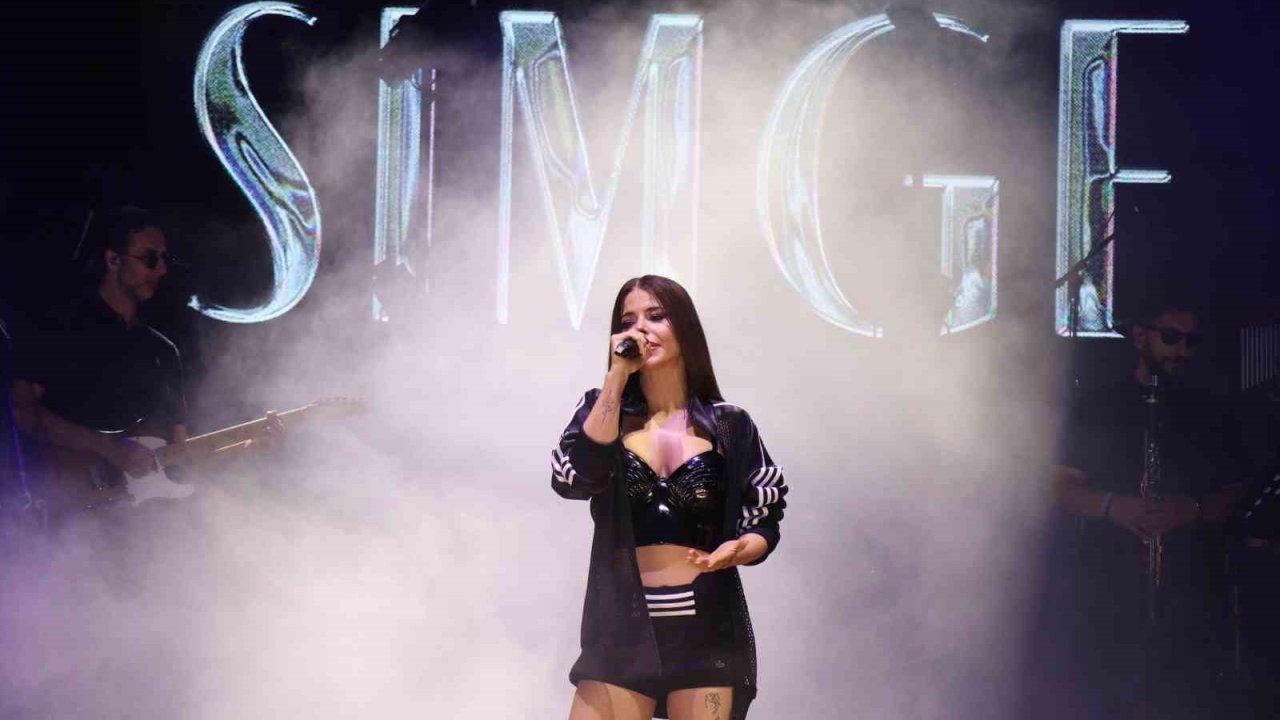 Simge Sağın, Denizlili otomobil tutkunlarına unutulmaz bir gece yaşattı