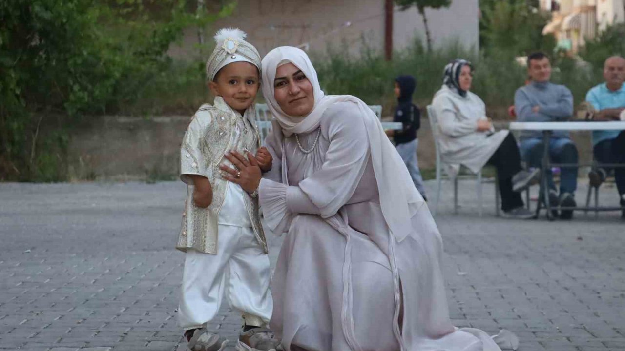 Asrın felaketinin simgesi olan bebeklerden Umut’a buruk sünnet düğünü