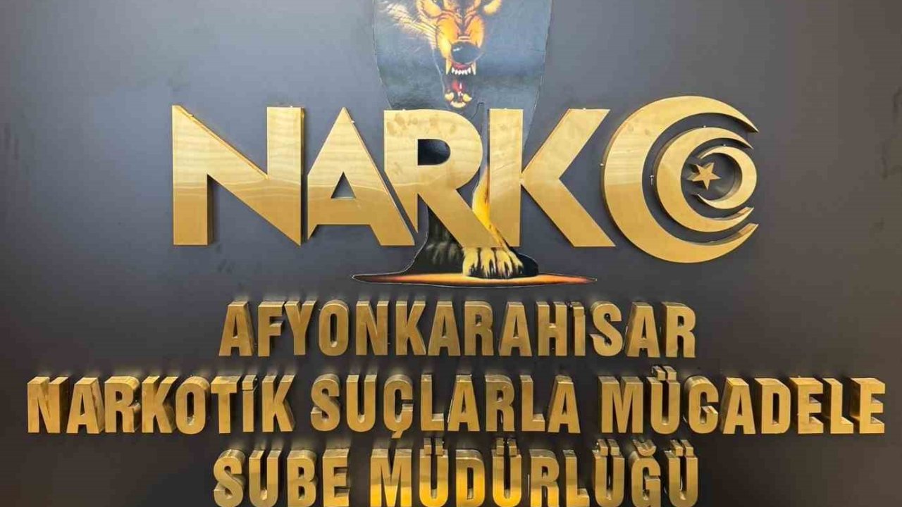 Aracın kapı döşemesinin arkasından 1 kilo 126 gram uyuşturucu çıktı