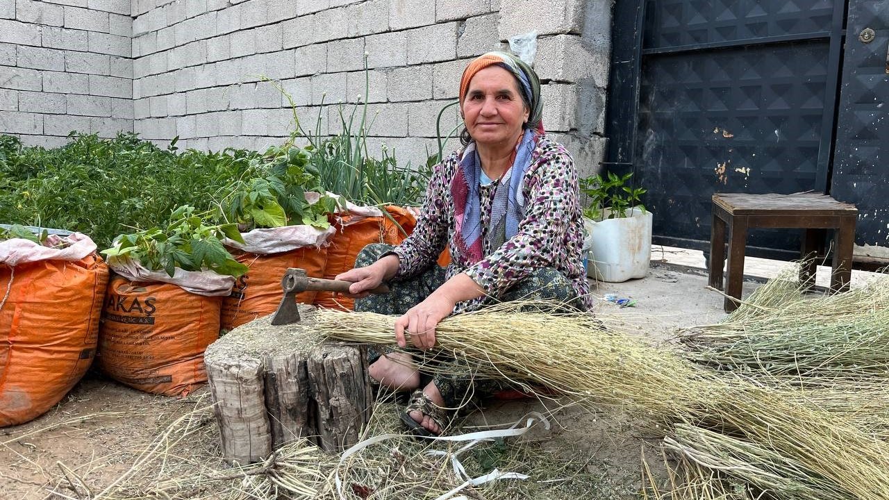 Ata mirasını yaşatıyor: Ot süpürgesi geleneğini sürdürüyor