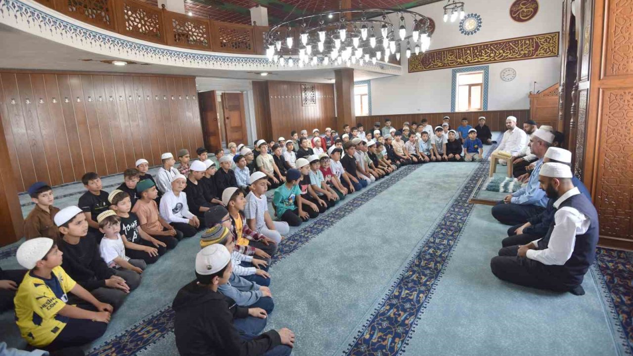 Hafızlığı bitiren öğrenci Kur’an-ı Kerim’i bir günde hatmetti