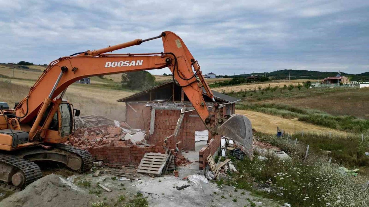 Körfez’de kaçak yapılar yıkılıyor