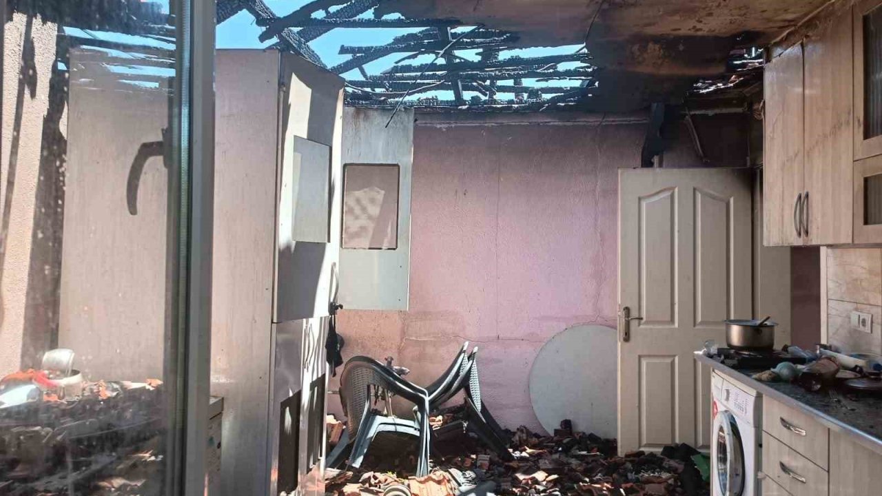 Müstakil ev yangında kullanılamaz hale geldi