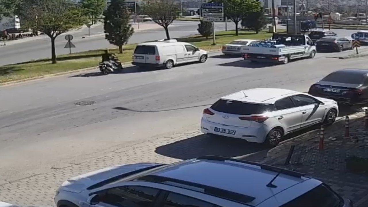 Motosiklet sürücüsünün metrelerce savrulduğu anlar güvenlik kamerasında