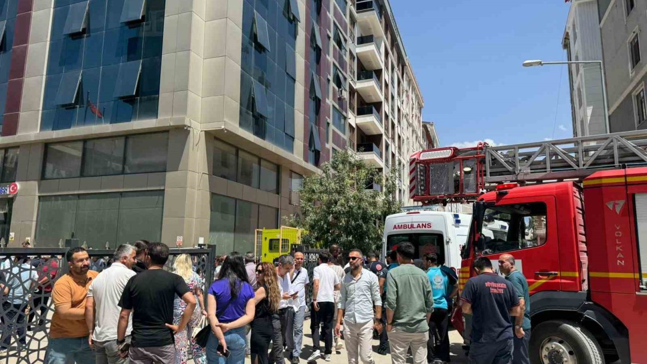 Van‘ın İpekyolu Belediyesi hizmet binasında yangın çıktı