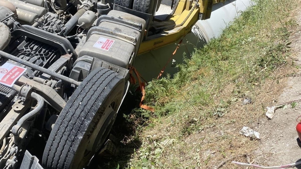 Gönen’de rüzgar türbini kanadı taşıyan tır devrildi: Sürücü hafif yaralandı