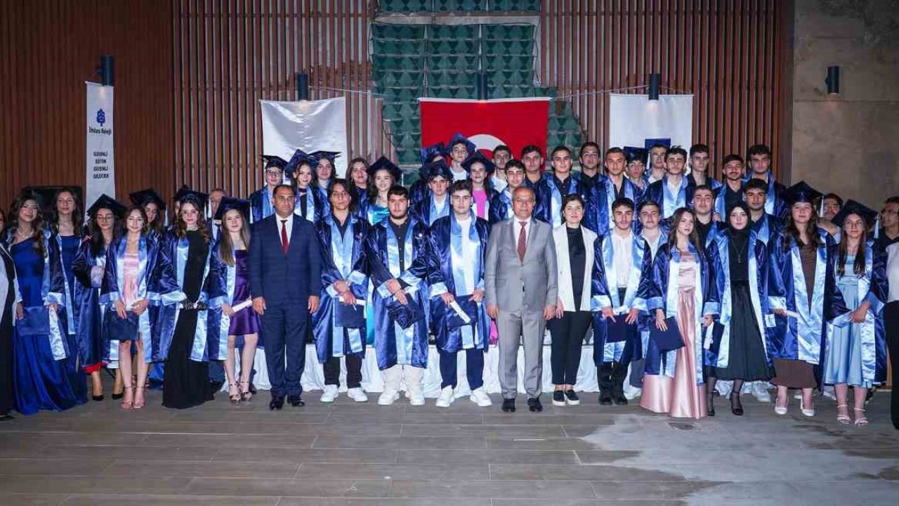 İhlas Koleji öğrencileri mezuniyet coşkusunu yaşadı