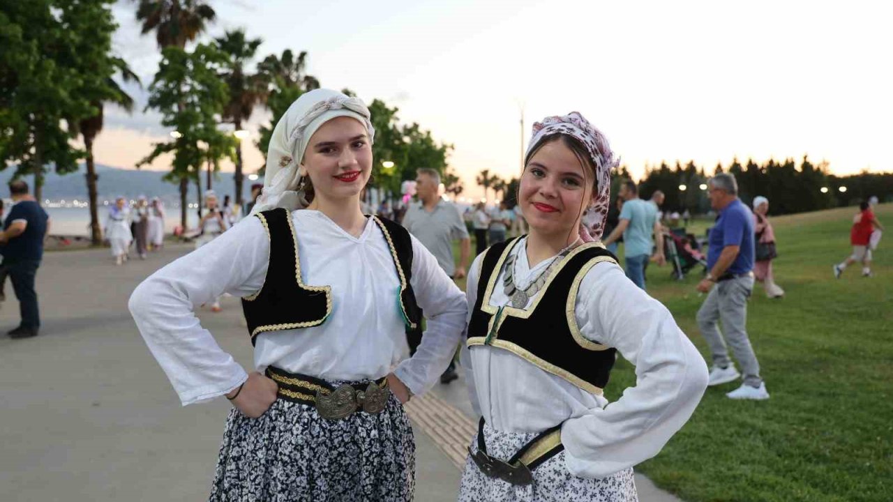 Balkan halk dansları İzmit sokaklarını şölene çevirdi