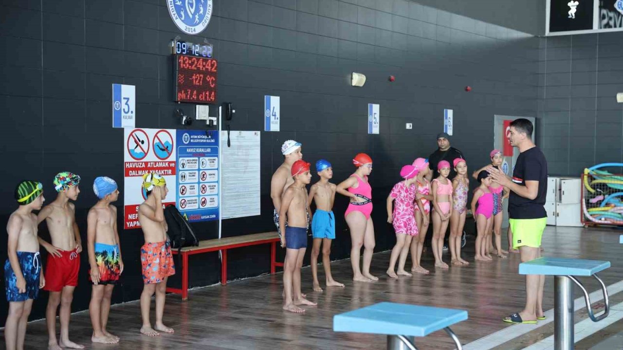 Aydınlı Minikler Büyükşehir Belediyesi ile yüzmeyi öğreniyor