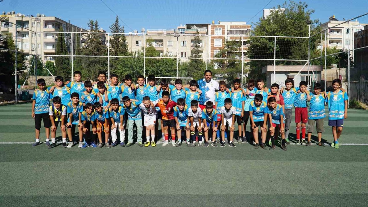 Yaz futbol kursu çocukların gözdesi oldu