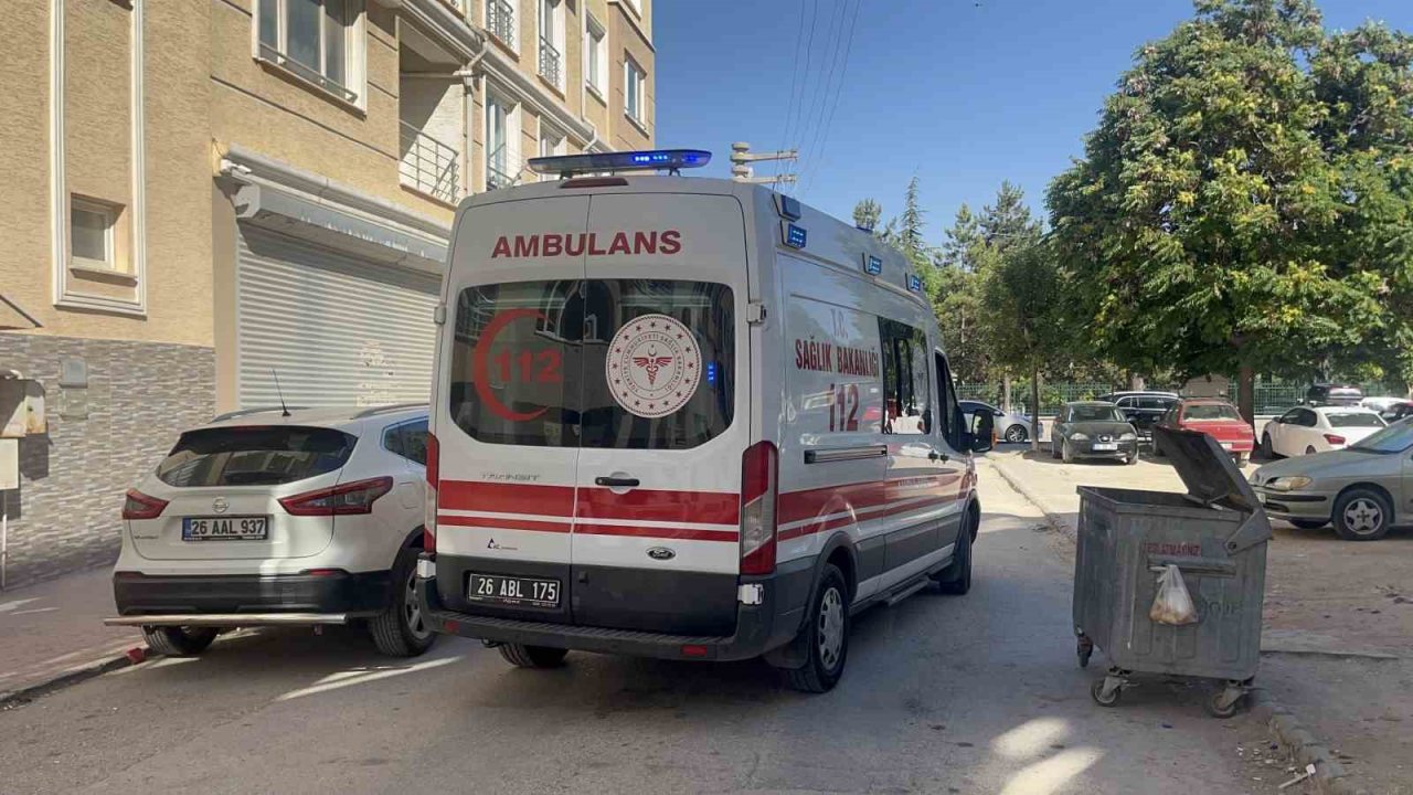 Birinci kattan düşen 1 buçuk yaşındaki çocuk hastaneye kaldırıldı