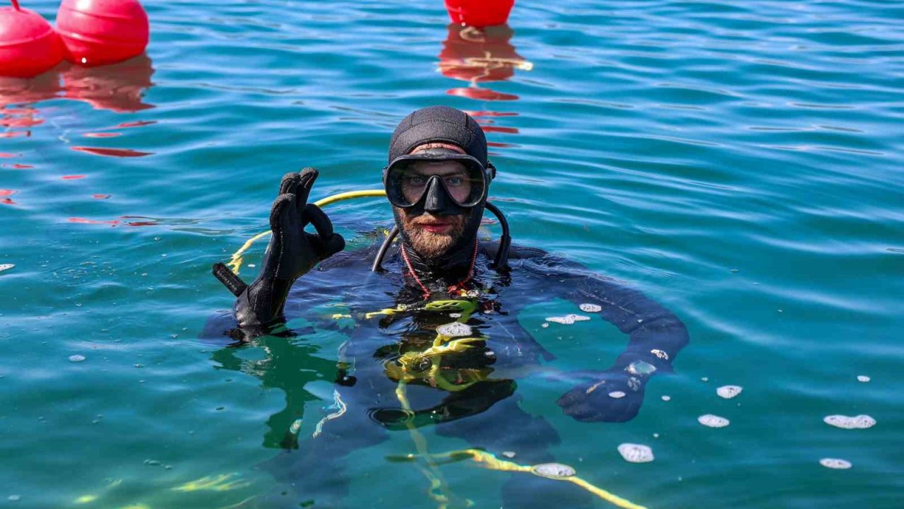 Gölün derinliklerindeki su alma hatları dalgıçlar ile temizleniyor