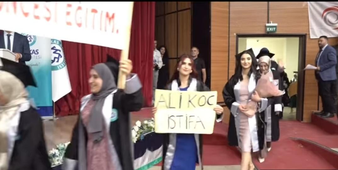 KAÜ Mezuniyet Töreninde "Ali Koç İstifa" Pankartı!