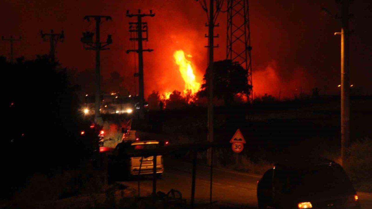 Buca’daki orman yangını yerleşim yerine ulaştı, vatandaşlar alevlere hortumlarla direndi