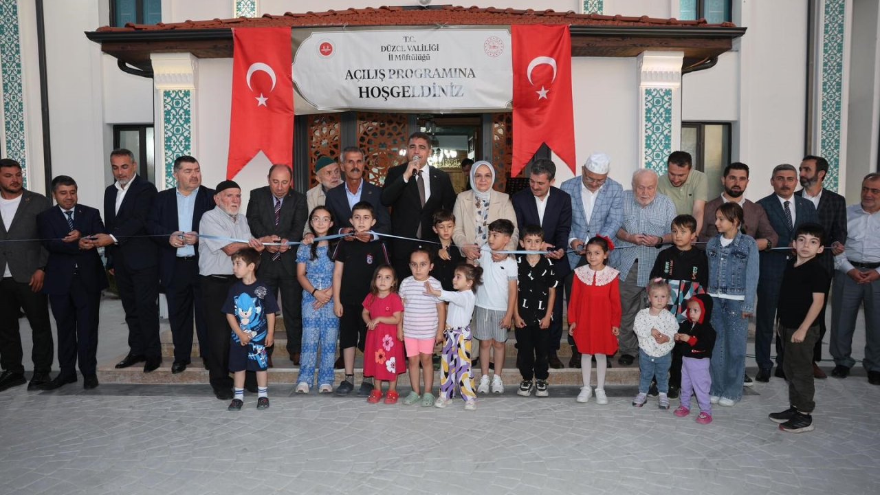 Depremde ağır hasar gören caminin yerine yenisi yapıldı