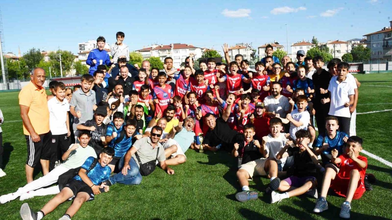 Zeki Akparlar FK, U13 Liginde şampiyon oldu