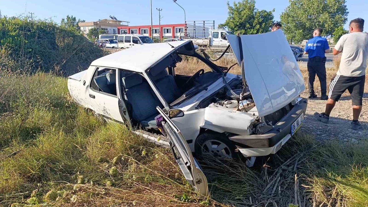 Tur midibüsüyle çarpışan Tofaş hurdaya döndü, sürücü yaralandı